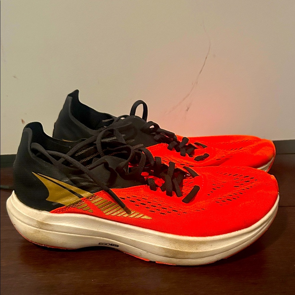 Altra Women’s Vanish Carbon super shoe in size 6, lightly used red/blue